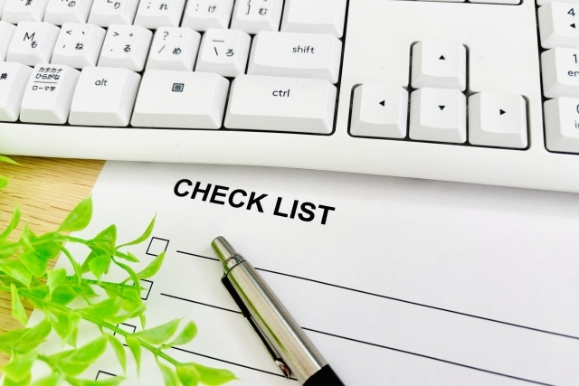 PCのキーボードとチェックリスト