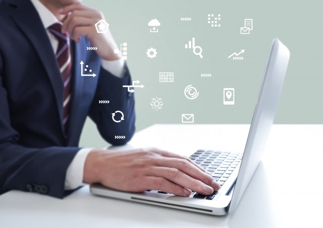 PC操作をするビジネスマン