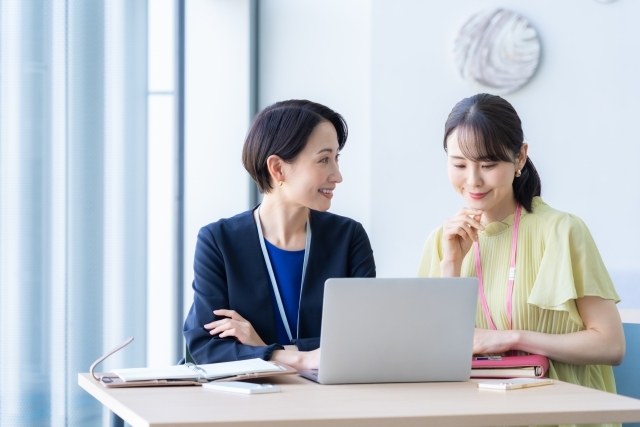 PCで確認するビジネスウーマン