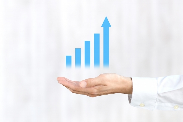 手のひらの上にグラフが伸びるイメージ