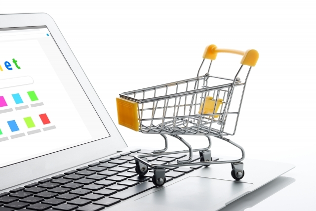 ノートパソコンとショッピングカート