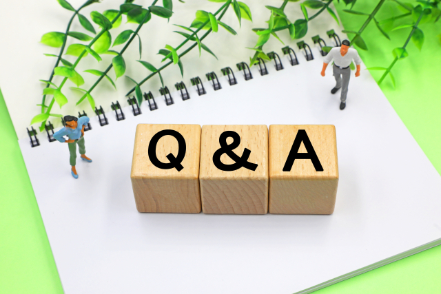 ノートの上に置かれたQ&Aの積み木