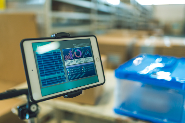 倉庫での在庫管理の様子