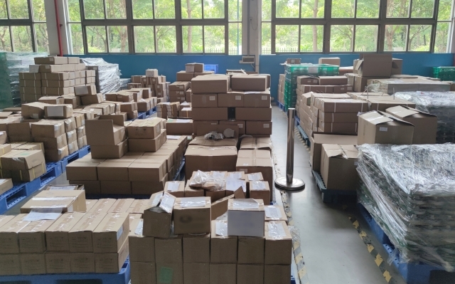 段ボールが山積みになった倉庫