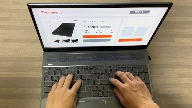 パソコンでECサイトを操作する人