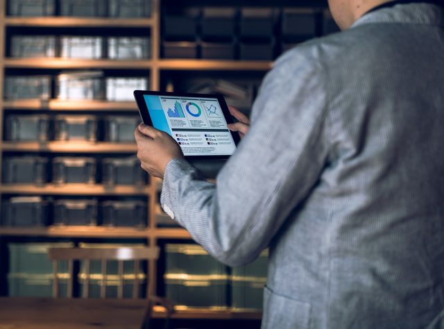 タブレットでデータを確認する男性