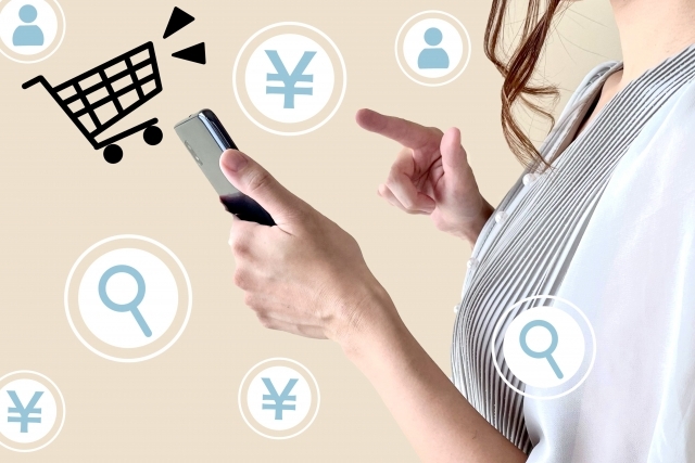 スマートフォンを操作する女性とさまざまなアイコン