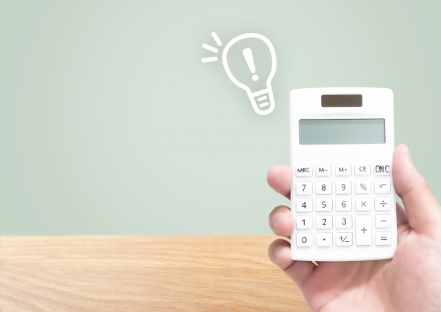 電卓と電球マーク