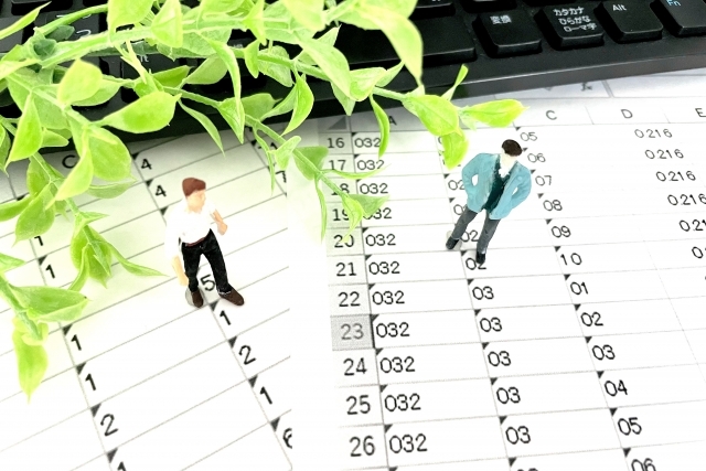 数字の表の上に立つ人物