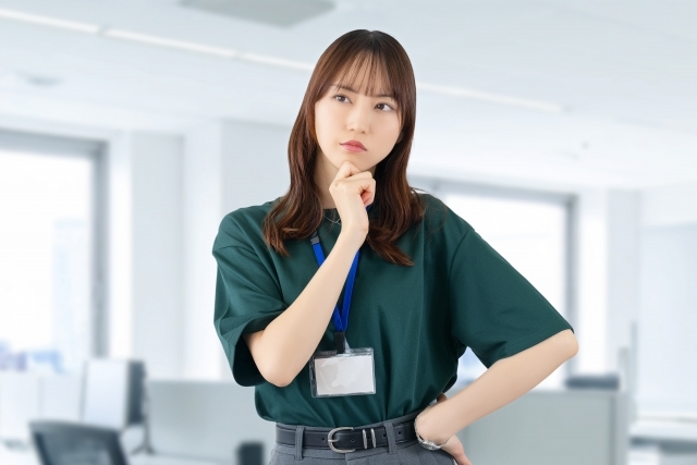 悩んでいる会社員