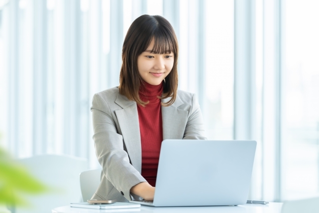 PCと向き合う女性