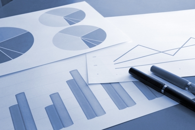 グラフが書かれた書類