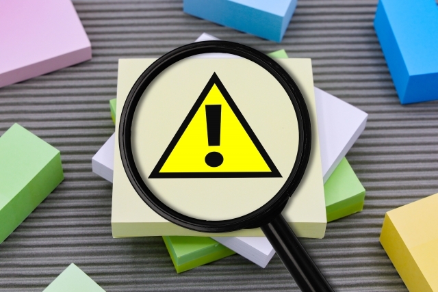 虫眼鏡とアテンションマーク