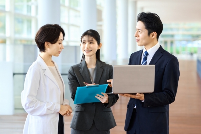 話し込む人々