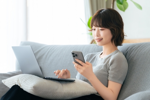 スマホを確認する人