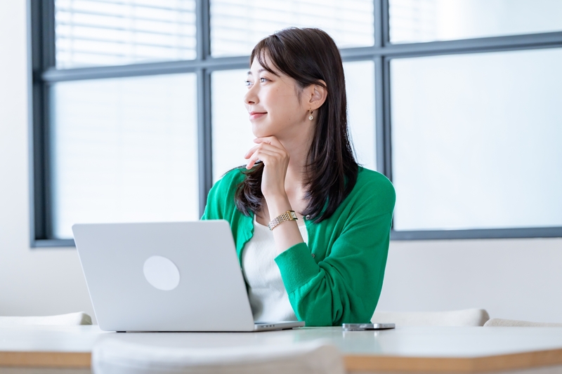 PCと考える女性