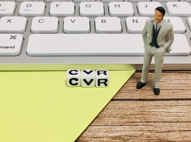 CVRと書かれたブロックとキーボードと人形