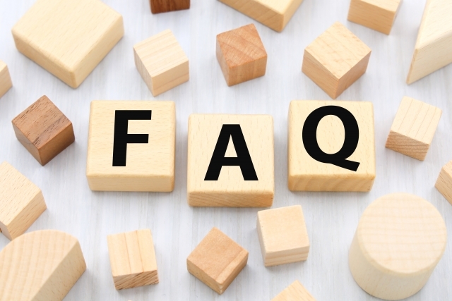 FAQと書かれた木のブロック
