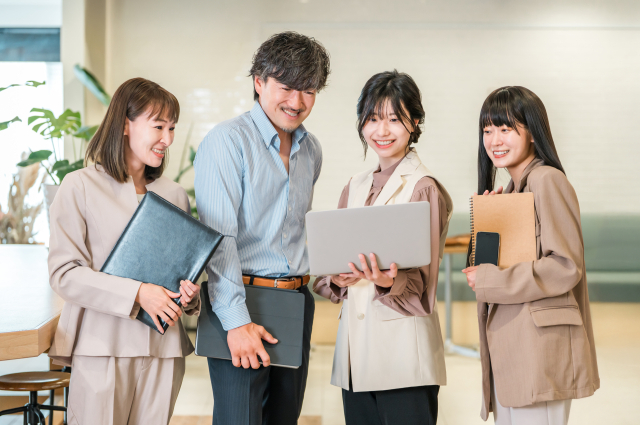 会社で相談する社員