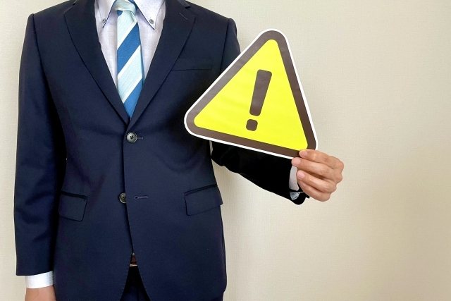 注意マークを持った男性