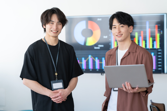 ノートパソコンを持つ男性たち