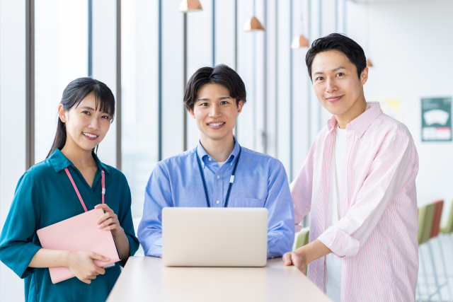 ノートパソコンに向かう会社員たち