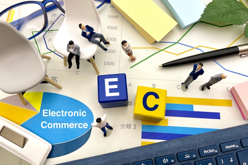 ECと書かれたブロックと資料と付箋