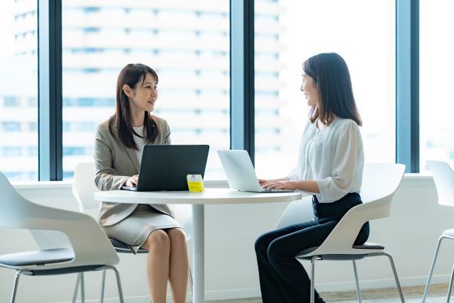 笑顔で仕事をしている女性たち