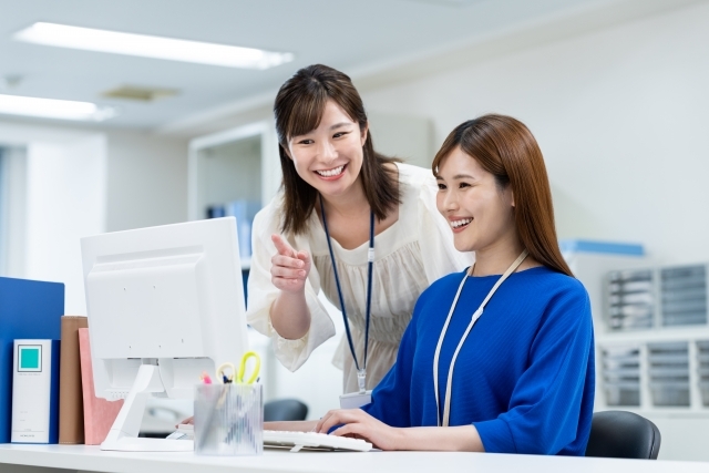 PCを確認する人たち
