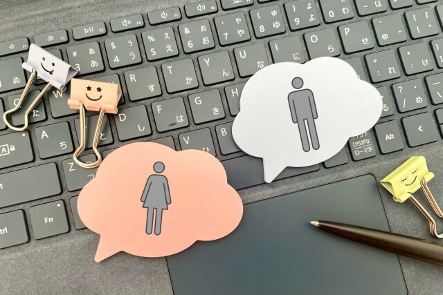 吹き出しに描かれた男女のイメージ図