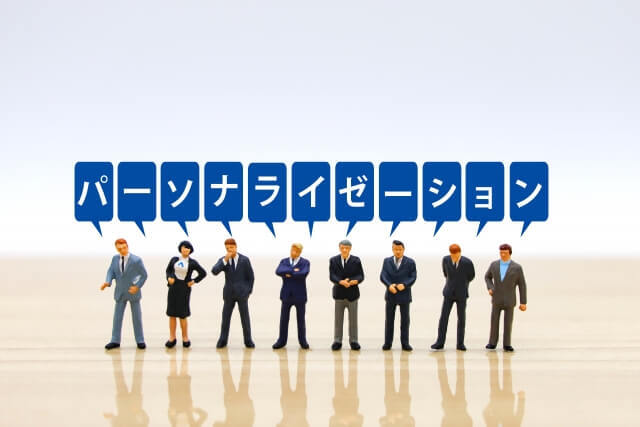 吹き出しが出ている人形