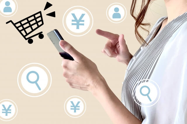 ECサイトを利用中の女性