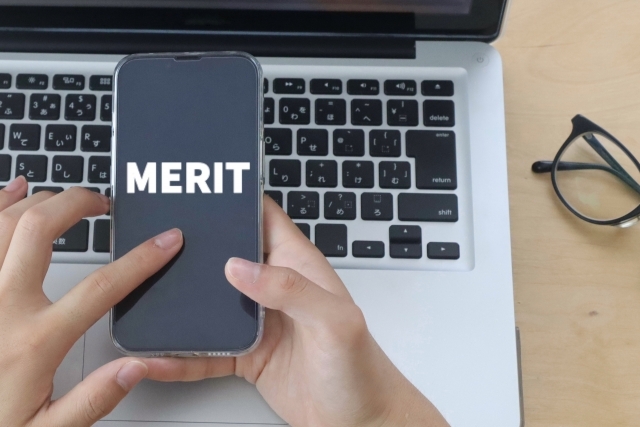 MERITと表示されたスマートフォンとパソコン