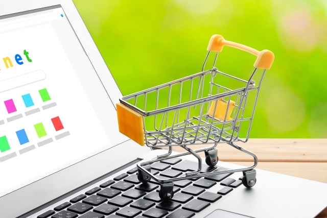 キーボードの上に置かれたカート